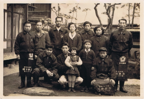 梶田家の庭にて（左上から3番目　11代 辰次郎）